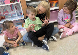 Chłopiec pokazuje przerażenie.