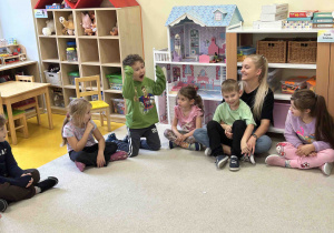 Chłopiec pokazuje zaskoczenie.