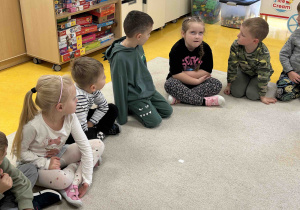 Dziewczynka pokazuje zdziwienie.