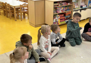 Chłopiec pokazuje emocje.