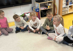 Dziewczynka prezentuje złość.