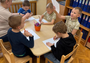 Dzieci zaczynają pracę przy stoliczkach.