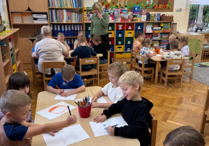 Dzieci rysują emocje.