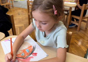 Dziewczynka rysuje emocje.