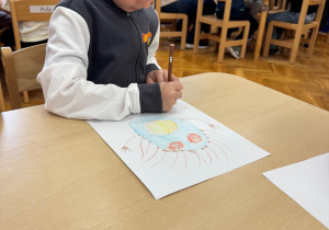 Chłopiec rysuje "strach".