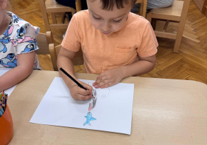 Chłopiec rysuje "strach".