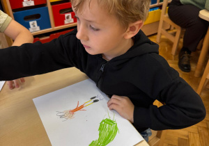 Chłopiec rysuje emocję - "strach".