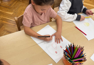 Dziewczynka rysuje "strach".