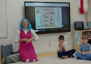 Pani wita się z dziećmi.