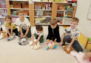 Dzieci ćwiczą udzielanie pierwszej pomocy na misiach.