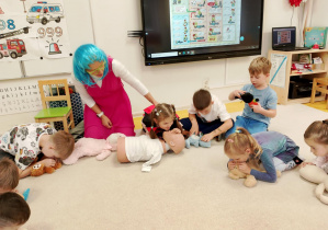 Dzieci ćwiczą wdechy na misiach.