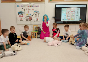 Dziewczynka jest przebrana za ratownika medycznego.