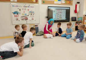 Pani prezentuje jak należy udzielić pierwszej pomocy.