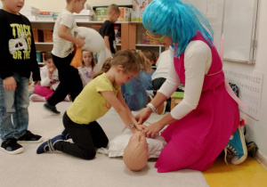 Dziewczynka ćwiczy uciski.