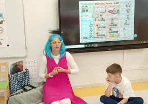 Pani ratownik opowiada o swojej pracy.