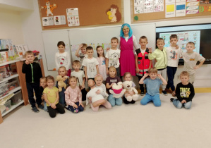 Wspólne zdjęcie dzieci z Panią ratownik.