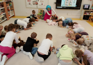 Dzieci sprawdzają czy słyszą oddech na misiach.