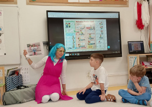 Pani tłumaczy dzieciom zasady bezpieczeństwa.