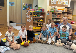 Dzieci ćwiczą na misiach jak udzielić pierwszej pomocy.