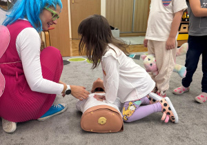 Dziewczynka uczy się prawidłowej techniki ucisków.