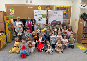 Wspólne zdjęcie dzieci z panią ratownik.