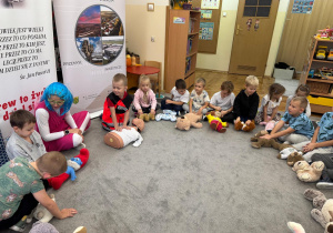 Pani tłumaczy dzieciom jak komuś pomóc.