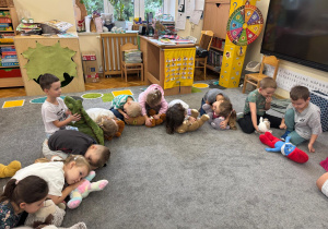 Dzieci ćwiczą na misiach udzielania pierwszej pomocy.