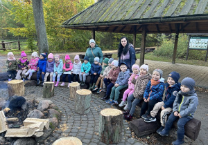 Kropelki siedzą w kole przy ognisku.