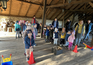 Dzieci stoją w rzędach.