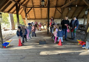 Kropelki i Słoneczka stoją w dwóch rzędach.