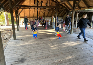 Chłopcy trzymają taczki.