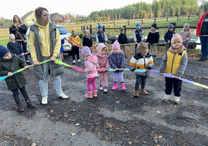 Przedszkolaki trzymają Sigumę.