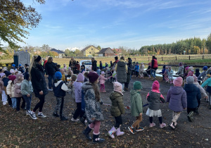 Dzieci tańczą z Sigumą.