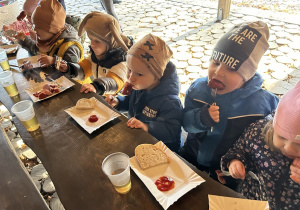 Słoneczka jedzą kiełbaski.