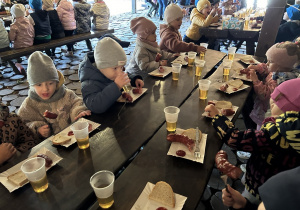 Kropelki smakują kiełbaski.