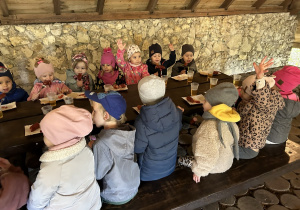 Czterolatki siedzą przy stole.