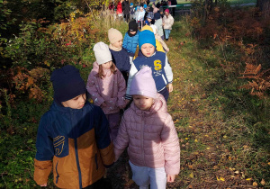 Dzieci podążają w kierunku rezerwatu przyrody.