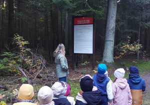 Nauczyciel czyta zasady zachowania się w rezerwacie.