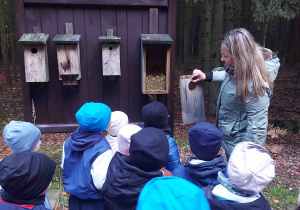 Dzieci oglądają budki lęgowe.