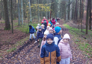 Dzieci spacerują ścieżką edukacyjną.