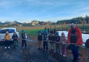 Przedszkolaki trzymają w ręku gumę sesoryczną.