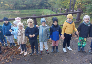 Dzieci trzymają się za rączki.