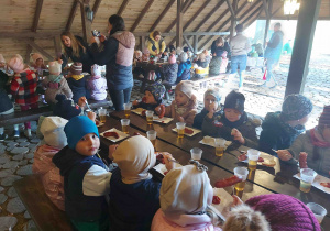 Wszystkie dzieci kulturalnie spożywają posiłki.