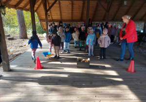 Dzieci stojąc dopingują swoich kolegów.