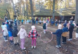 Wszystkie dzieci stoją w dużym kole.