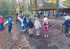 Chłopiec biegnie po ziemniaka.