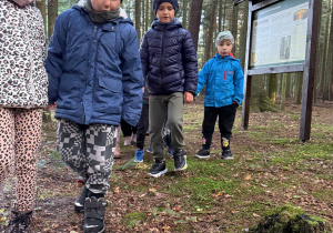 Dzieci z zachwytem oglądają muchomora.