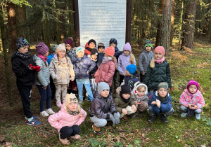 Dzieci pozują do zdjęcia.