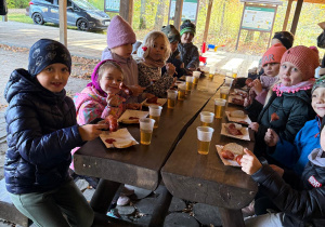 Dzieci zjadają wspólnie posiłek.