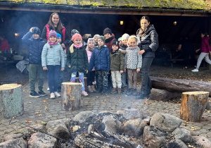 Dzieci stoją przy ognisku.
